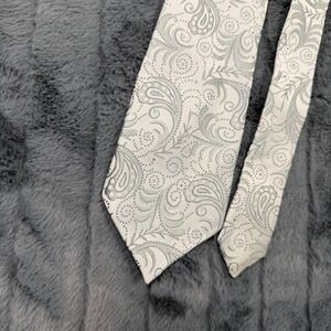 Giorgio Armani Necktie Mens OS Silver Paisley Silk Handmade Italy Jacquard 3.75"